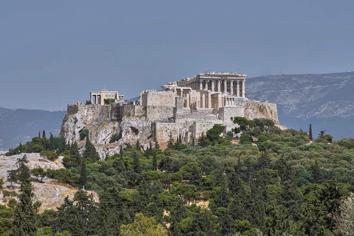 Blick vom Pnyx auf die Akropolis von Athen mit dem Parthenon, aufgenommen am 20. Mai 2020