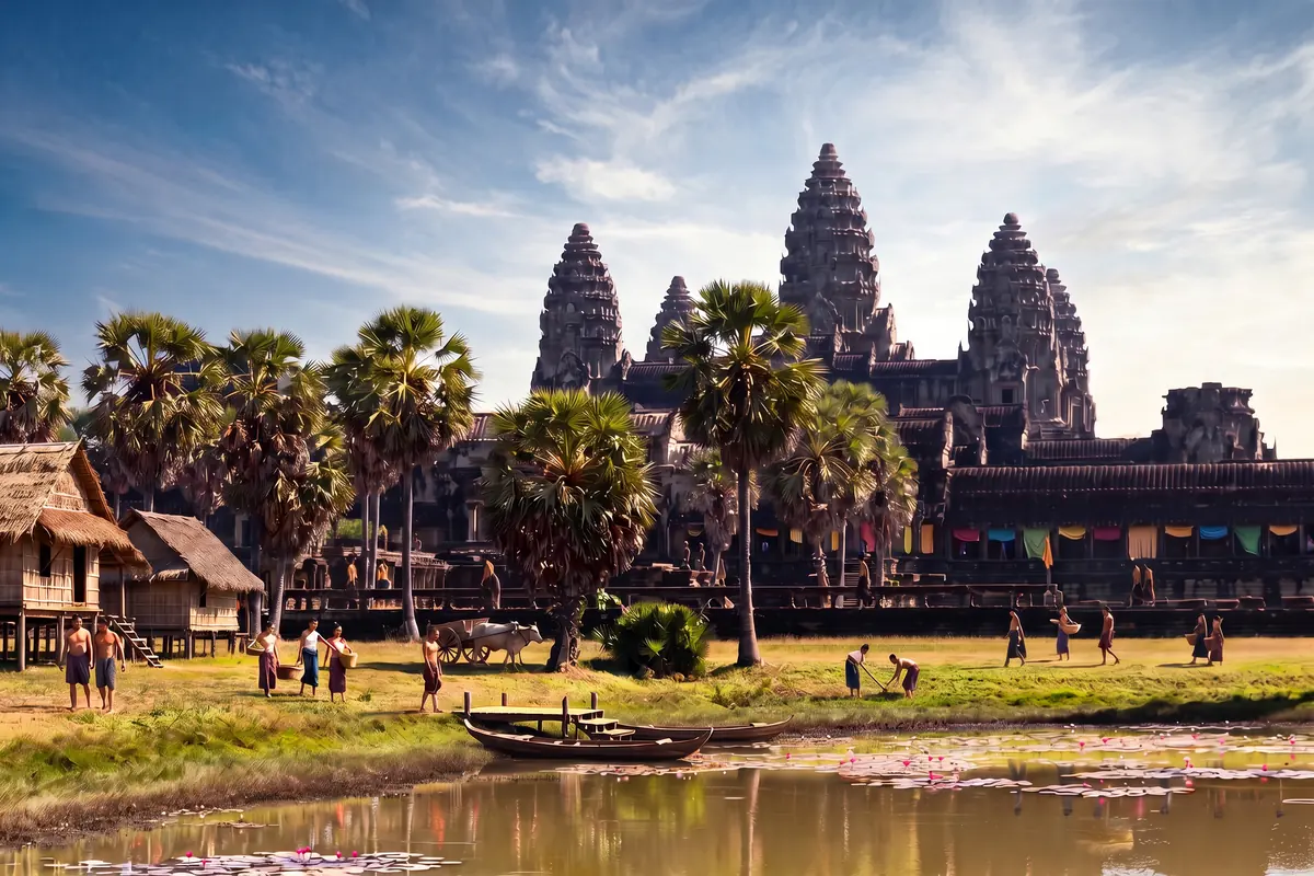 KI-Vision: Angkor Wat im Jahr 1296, Stoffbahnen in den Galerieöffnungen, Pfahlhäuser mit Strohdächern neben den Palmen, Boote am Teich, Marktleute in Sampot, eine chinesische Gesandtschaft in Seide unter einem Baldachin