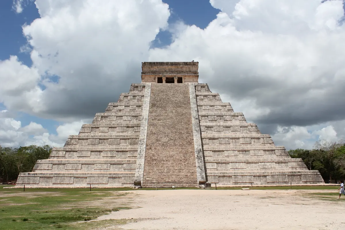 Die Kukulcán-Pyramide (El Castillo) in Chichén Itzá heute, Nordseite mit restaurierter Treppe und Tempel, gesehen von der großen Plattform (Foto)