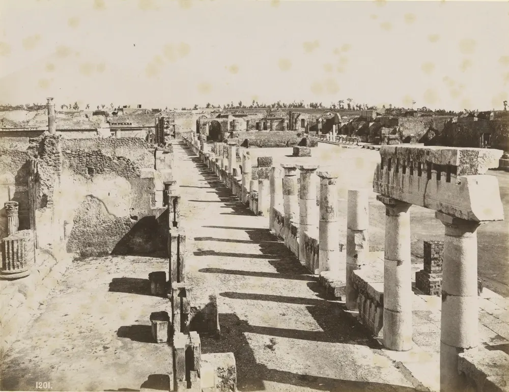 Historisches Schwarzweißfoto: Säulenhalle am Forum von Pompeji mit Blick nach Norden