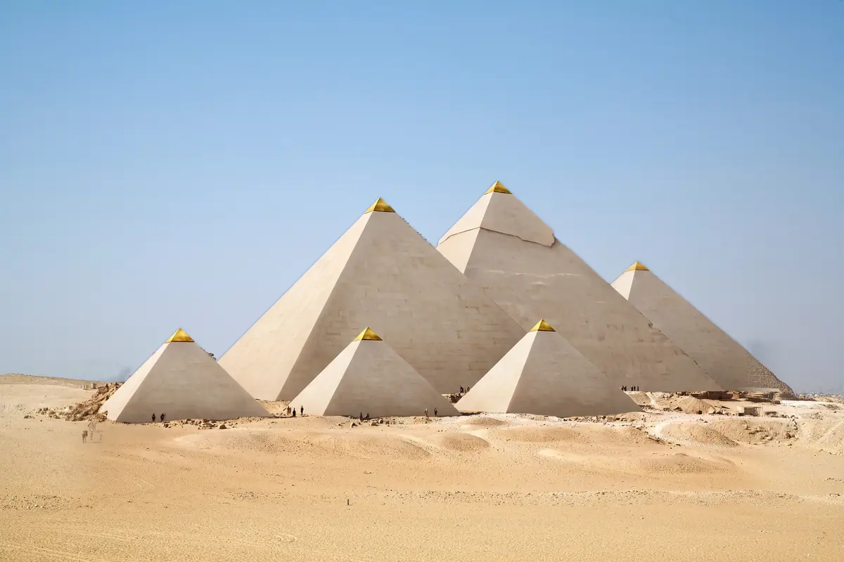 KI-Vision: die drei Pyramiden von Gizeh um 2500 v. Chr. vollendet, glatte weiße Kalksteinverkleidung, vergoldete Spitzen, die Mykerinos-Pyramide unten mit rotem Granit, die drei Königinnenpyramiden intakt, Totentempel und Umfassungsmauern, eine Priesterprozession auf dem Aufweg