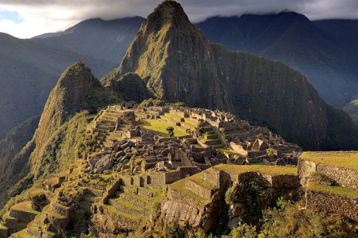 Machu Picchu heute von den oberen Terrassen bei der Wächterhütte: die Stadt mit dem Hauptplatz, links der Tempelbezirk, rechts die Wohnviertel, dahinter der Huayna Picchu (Foto)