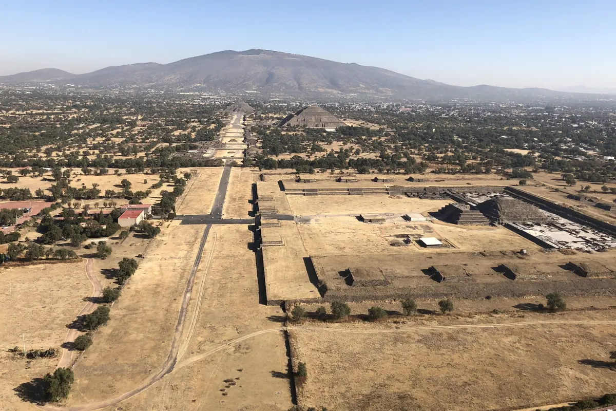 Teotihuacán aus dem Heißluftballon: die Ciudadela mit dem Tempel der Gefiederten Schlange, die Straße der Toten, die Sonnenpyramide und die Mondpyramide vor dem Cerro Gordo